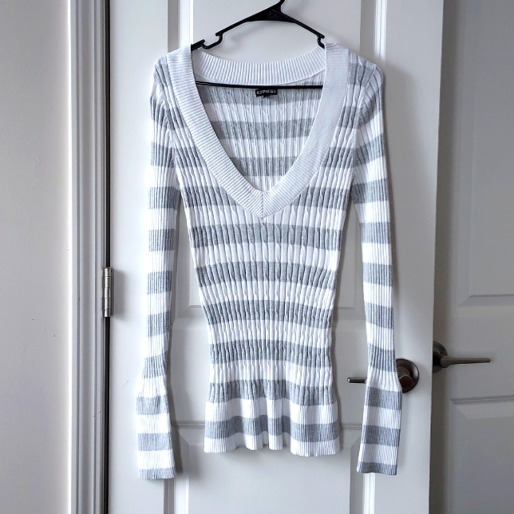 Express long sleeve v neck sweater grey white medium